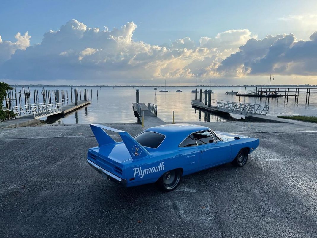 900 HP Hellcat-Swapped 1970 Plymouth Superbird Is an Original, Stuns ...