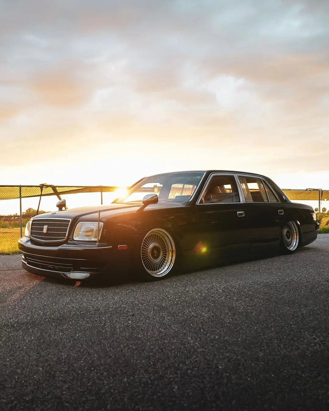 Slammed Toyota Century V12 With Full Body Kit Is VIP Tuning Done Right